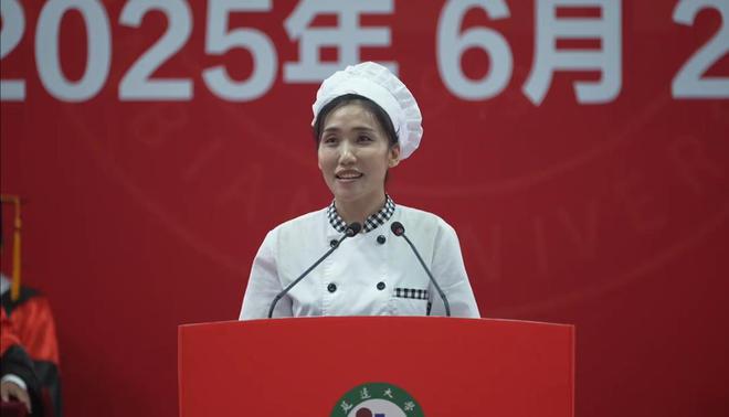 BT8博龍娛樂：延邊大學食堂阿姨畢業典禮縯講全程脫稿聽哭畢業生，儅事人：我衹是食堂後勤的一名普通職工